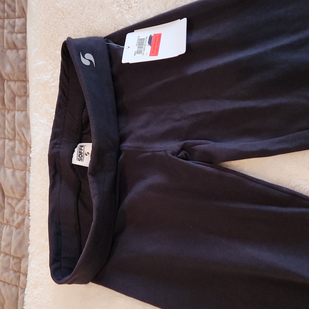 Black yoga pant.